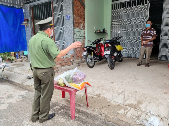 Đại tá Đinh Văn Nơi, Giám đốc Công an tỉnh trực tiếp trao quà cho người dân và những sinh viên gặp khó khăn trên địa bàn TP. Long Xuyên sau lễ ra quân