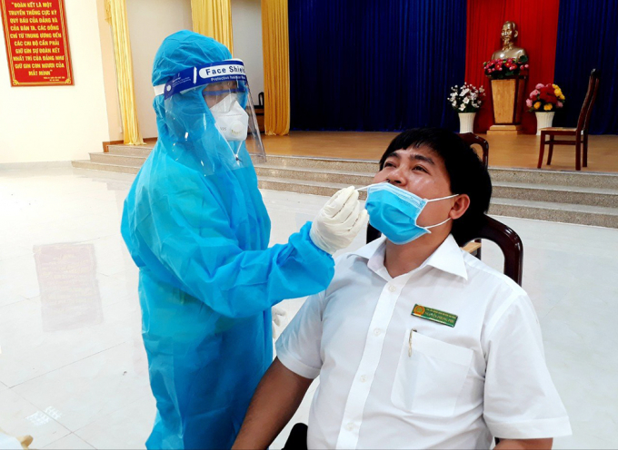 Tập huấn lấy mẫu xét nghiệm sàng lọc SARS-CoV-2 tại huyện An Phú. Ảnh Hữu Huynh (Báo An Giang)
