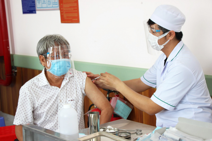 Tiêm vaccine phòng COVID-19 tại Bệnh viện Đa khoa Trung tâm An Giang. Ảnh Hạnh Châu (Báo An Giang)