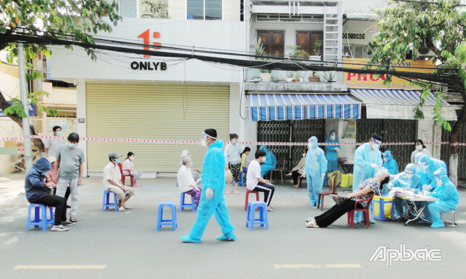 Tiền Giang đang thực hiện chiến dịch tầm soát cộng đồng diện rộng. Ảnh Báo Ấp Bắc