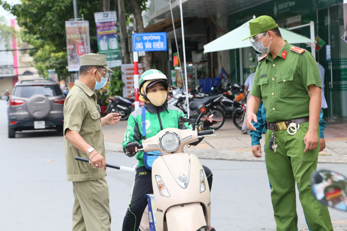 Lực lượng chức năng phường Cái Khế - quận Ninh Kiều kiểm tra, nhắc nhở người dân thực hiện chỉ thị 16.