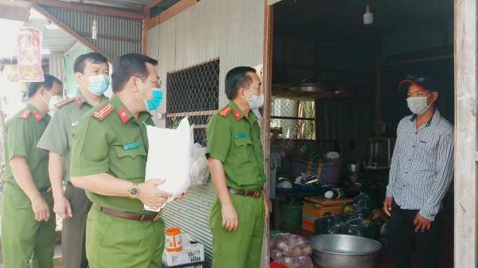 Đại tá Bùi Bé Năm, Phó Giám đốc Công an tỉnh đến tận nhà trao quà cho người hoàn lương.