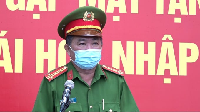 Đại tá Bùi Bé Năm, Phó Giám đốc Công an tỉnh phát biểu tại buổi lễ.