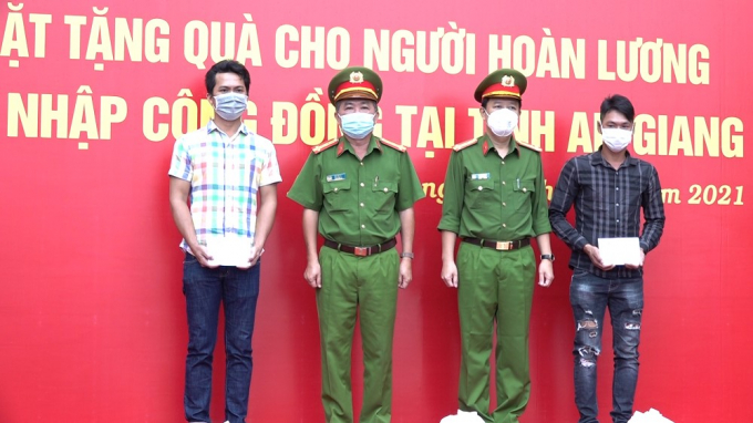 Đại tá Bùi Bé Năm, Phó Giám đốc Công an tỉnh; Đại tá Lê Phú Thạnh, Phó Giám đốc Công an tỉnh trao quà cho người hoàn lương.