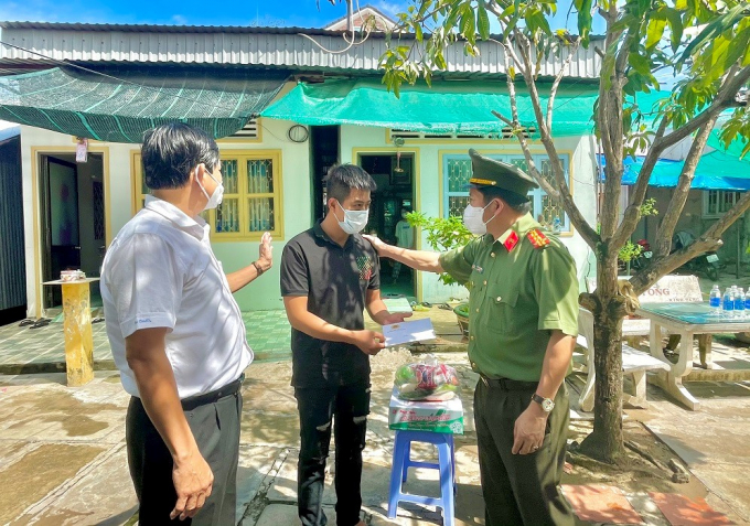 Đại tá Đinh Văn Nơi, Giám, Giám đốc Công an tỉnh; ông Lưu Vĩnh Nguyên, Trưởng Ban Nội chính tỉnh đến tận nhà trao quà cho người hoàn lương.