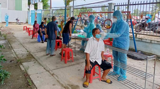 Lấy mẫu test nhanh người dân trong cộng đồng. (Ảnh Trung Hiếu, Báo An Giang)