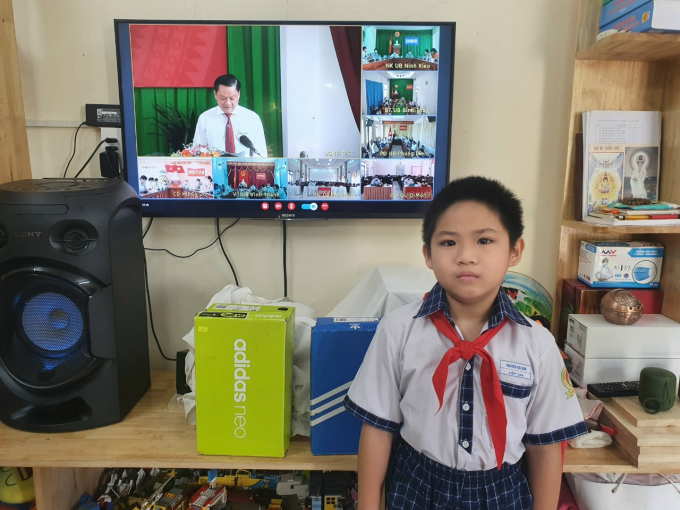 Nguyễn Hải Nam - Lớp 4A4, Trường tiểu học Võ Trường Toản tham dự lễ khai giảng trực tuyến. Ảnh Trung Phạm