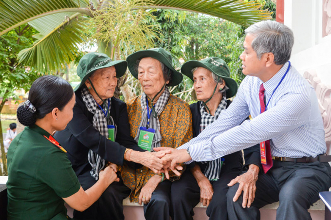 Lãnh đạo tỉnh thăm hỏi các cô trong “Đội quân tóc dài” năm xưa.