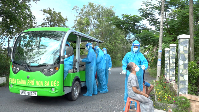 Xe điện phục vụ công tác lấy mẫu tại TP Sa Đéc. Ảnh Hoài Thảo, Báo Đồng Tháp