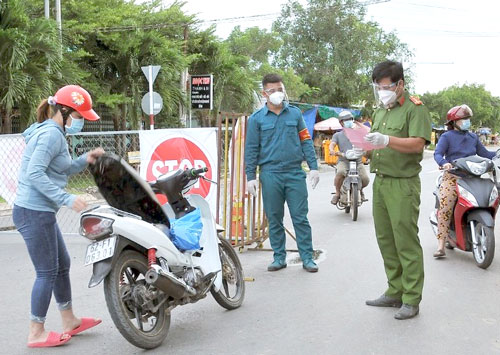 Lực lượng chức năng kiểm soát chặt chẽ người ra, vào địa bàn, bảo đảm thực hiện nghiêm việc giãn cách xã hội. Ảnh BLA