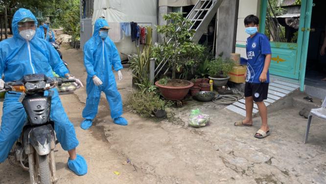 Cán bộ, chiến sĩ Đồn Biên phòng cửa khẩu Long Bình mang rau, củ, quả, thịt, cá đến từng hộ dân khu phong toả.