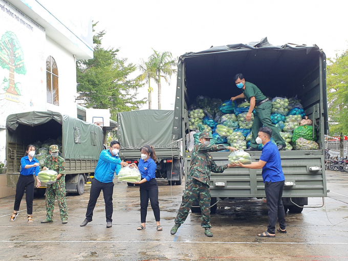 “Chuyến xe yêu thương” mang theo 18 tấn rau củ, hàng hóa đến với ngành giáo dục TP. Hồ Chí Minh và tỉnh Bình Dương.