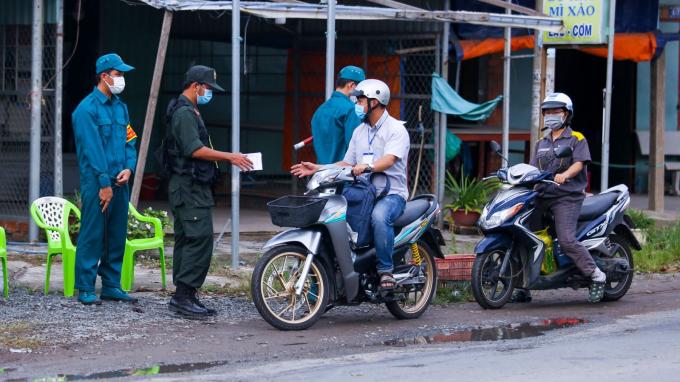 Kiểm soát chặt người, phương tiện ra, vào địa bàn huyện Thủ Thừa (Long An). Ảnh Huỳnh Du, Báo Long An.