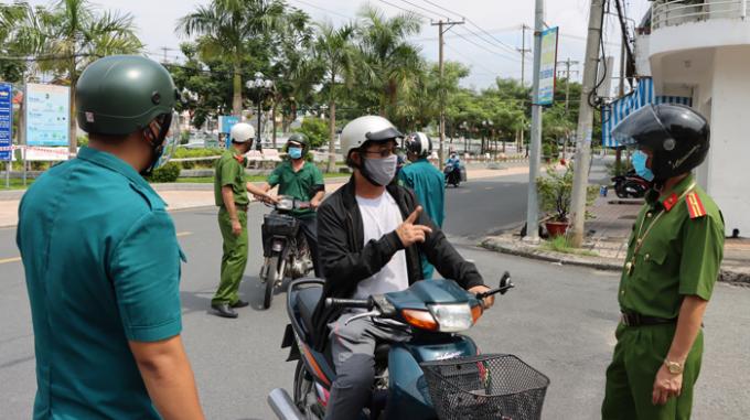 Lực lượng Công an tuần tra, kiểm soát người dân chấp hành quy định giãn cách. Ảnh: Cổng TTĐT Đồng Tháp