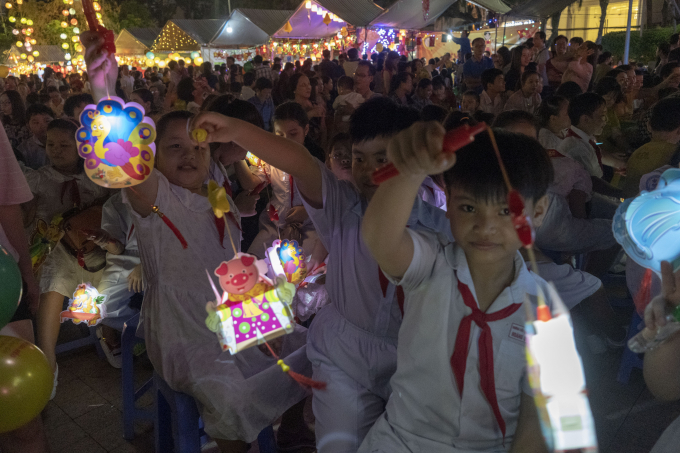 Đêm hội Trăng rằm – San sẻ yêu thương 2019 tổ chức cho hàng ngàn trẻ em đến tham dự, vui đón Trung thu