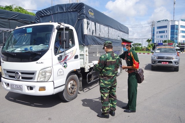 anh-1-luc-luong-kiem-soat-quan-su-tinh-bac-lieu-kiem-tra-giay-di-duong-va-ket-qua-test-nhanh-cua-tai-xe-ngoai-tinh-truoc-khi-vao-noi-o-tp-bac-lieu