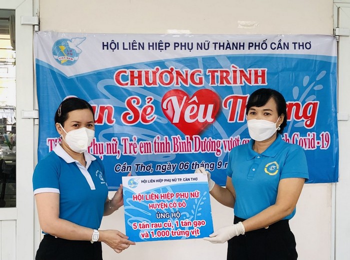 Bà Võ Kim Thoa, Chủ tịch Hội LHPN TP. Cần Thơ (bìa phải) tiếp nhận đóng góp của các đơn vị. Ảnh: http://hoilhpn.org.vn