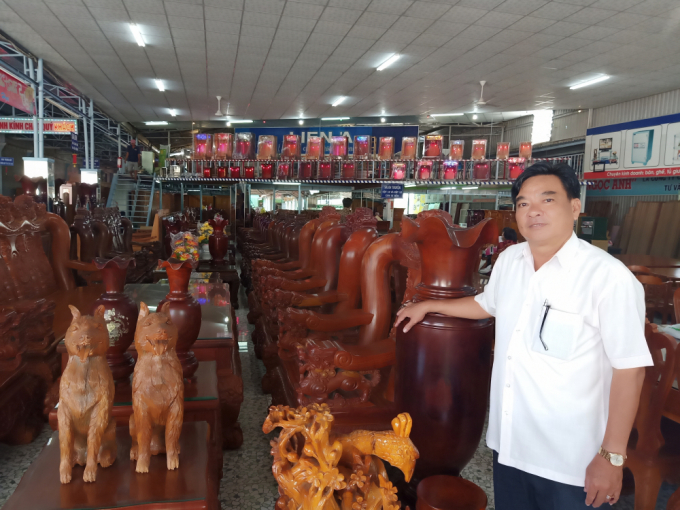 Anh Nguyễn Văn Dầy tại cơ sở sở xuất gỗ của mình.