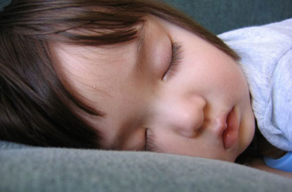 Ba mẹ nên tạo thói quen ngủ đủ giấc và đúng giờ cho trẻ nhỏ. Ảnh minh họa