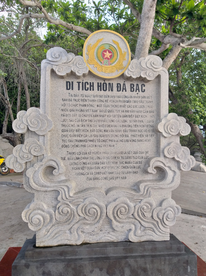 Bia kỷ niệm tại di tích Hòn Đá Bạc. Ảnh st