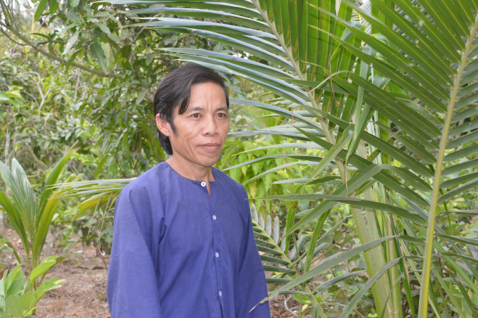 Anh Nguyễn Văn Vũ - Người đàn ông vẫn đam mê và tạo ra nhiều tác phẩm nghệ thuật từ lá dừa của xứ sở.