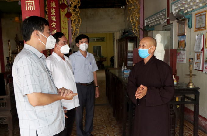 Chủ tịch Ủy ban nhân dân tỉnh Phạm Thiện Nghĩa thăm hỏi trụ trì Chùa Phước Long, nằm trong khu vực phong tỏa. Ảnh Cổng TTĐT Đồng Tháp.