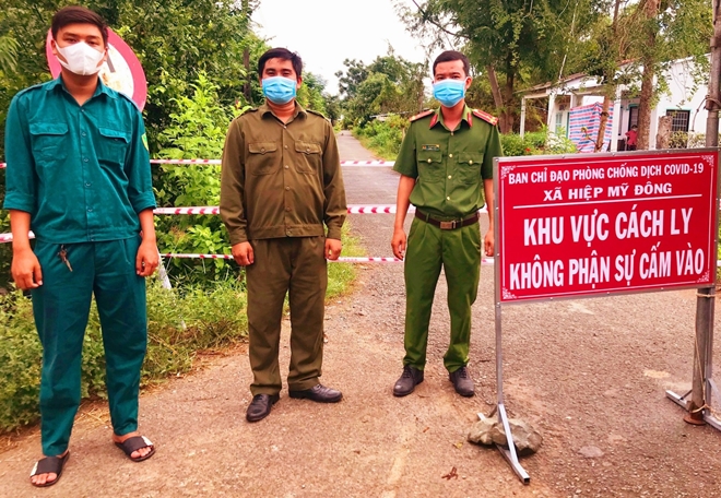 Lực lượng thực hiện nhiệm vụ tại khu vực cách ly y tế tại Trà Vinh. Ảnh Mộng Tuyền - Công an nhân dân