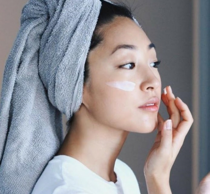 Lau khô mặt bằng khăn có vẻ là điều bình thường nhưng trên thực tế, hành động này sẽ khiến da không thể hấp thụ tối đa tinh chất từ các sản phẩm mà bạn đang thoa. Ảnh cokovietnam