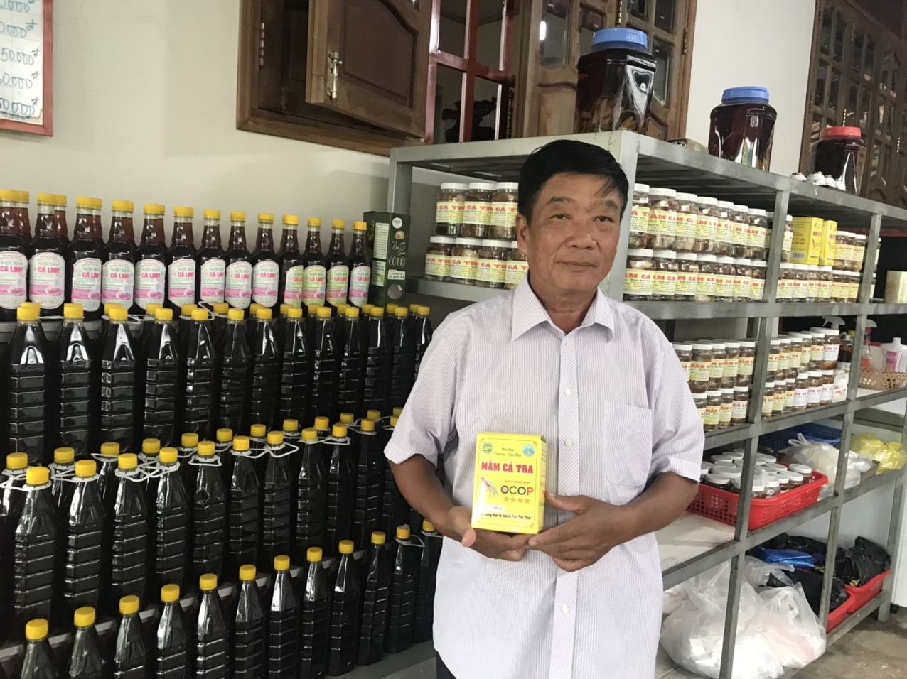 Nước mắm đồng Út Anh của ông Chung Văn Chương ở cù lao Tân Lộc (Thốt Nốt).