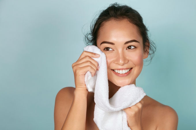 Thói quen lau khô mặt bằng khăn gây nhiều tác hại. Ảnh beauty blogger