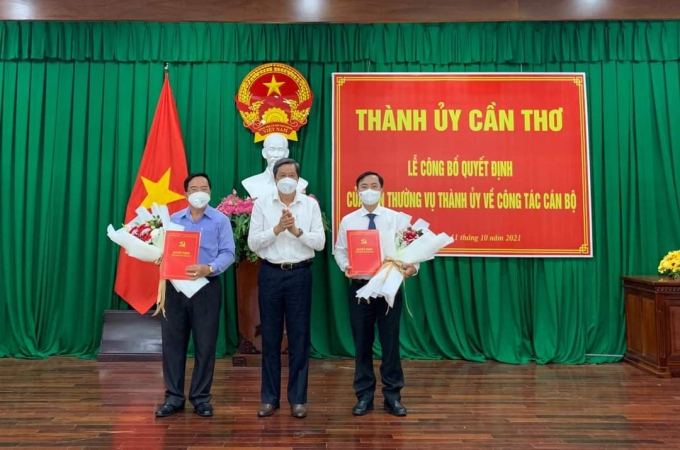 Ông Phạm Văn Hiểu - Phó Bí thư Thường trực Thành ủy, Chủ tịch HÐND TP Cần Thơ trao quyết định cán bộ cho ông Nguyễn Thanh Xuân và ông Ðào Chí Nghĩa. Ảnh Trung Phạm