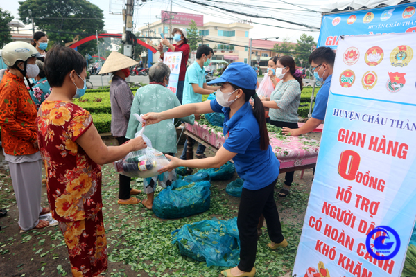 Người dân Tiền Giang nhận quà hỗ trợ. Ảnh Cổng TTĐT Tiền Giang