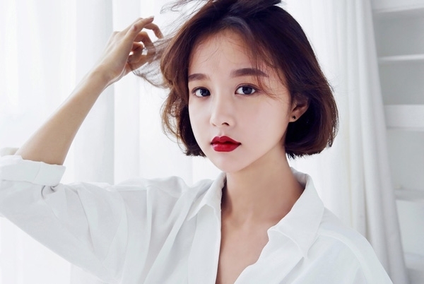 Mùa thu thường được nhắc đến là thời điểm đẹp nhất trong năm. Vào mùa này, bạn có thể thoải mái thay đổi kiểu tóc bob suýt chạm vai mà không sợ nóng.
