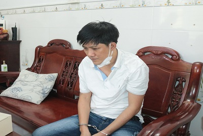 Trần Thanh Hào tại thời điểm khám xét nhà ở. Ảnh Công an Trà Vinh