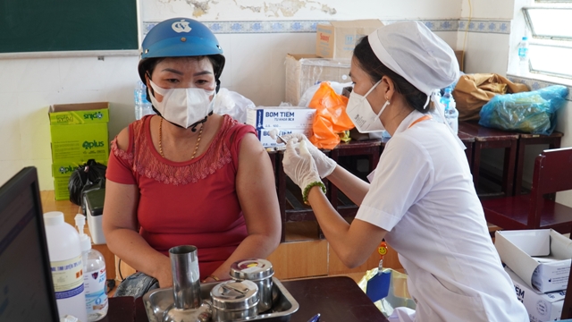 Tiêm vắc-xin phòng Covid-19 cho người dân ở huyện Long Mỹ. Ảnh Nhật Minh/BHG