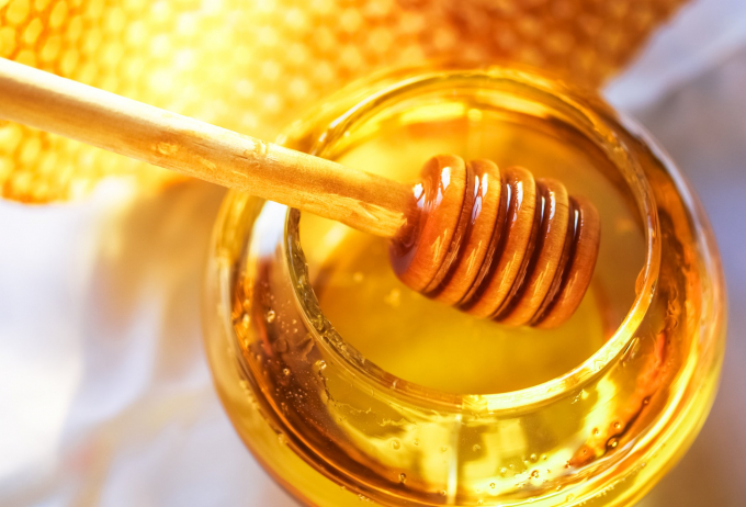 Đắp mặt hay ăn trực tiếp mật ong đều hỗ trợ quá trình ngăn ngừa lão hóa da