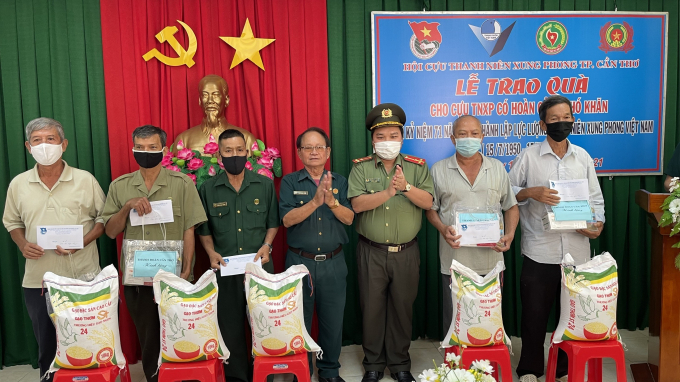 Bí thư Đoàn Thanh niên Công an TP Cần Thơ trao quà tới các hội viên.