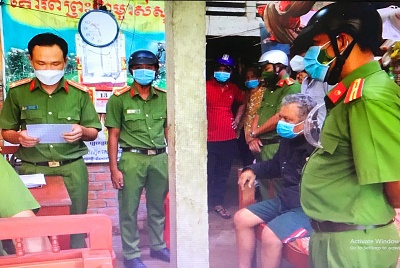 Cơ quan Cảnh sát điều tra Công an huyện Trà Cú tống đạt lệnh khởi tố, bắt tạm giam Thạch Rine. Ảnh: Mộng Tuyền/ Công an Trà Vinh