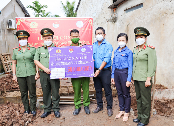 Đoàn Thanh niên Công an thành phố Cần Thơ bàn giao kinh phí 50 triệu đồng để xây dựng nhà ở cho Trung úy Võ Văn Giang.