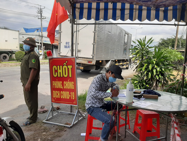 Tài xế khai báo y tế tại chốt kiểm soát trên địa bàn xã Hòa Phú, huyện Châu Thành, tỉnh Long An. Ảnh: TTXVN