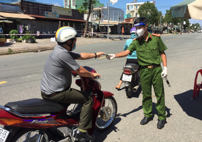 Lực lượng làm nhiệm vụ kiểm soát, kiểm tra phòng, chống dịch Covid-19 sẽ được chi hỗ trợ một lần. Ảnh Báo Long An