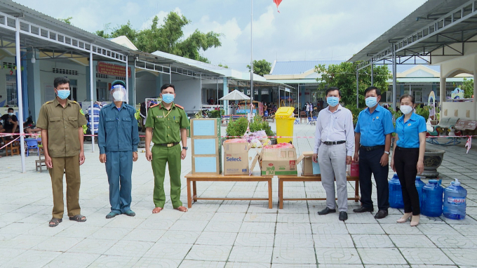 Trao tặng quà tại khu cách ly Trường Mẫu Giáo xã Ngũ Lạc, huyện Duyên Hải. Ảnh Cổng TTĐT Trà Vinh