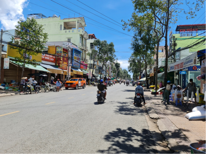 Con đường Trần Việt Châu phường An Hòa nhộn nhịp trở lại.