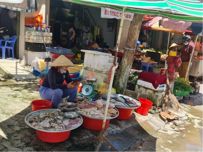 Phút thảnh thơi của tiểu thương, hàng hóa vẫn còn nhiều để phục vụ người dân