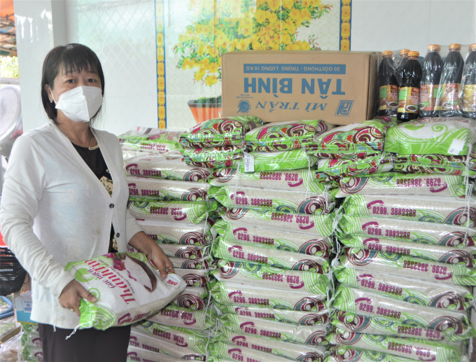 Chị Huỳnh Thị Thu Hằng (vợ anh Lành) bên số gạo để hỗ trợ bà con.
