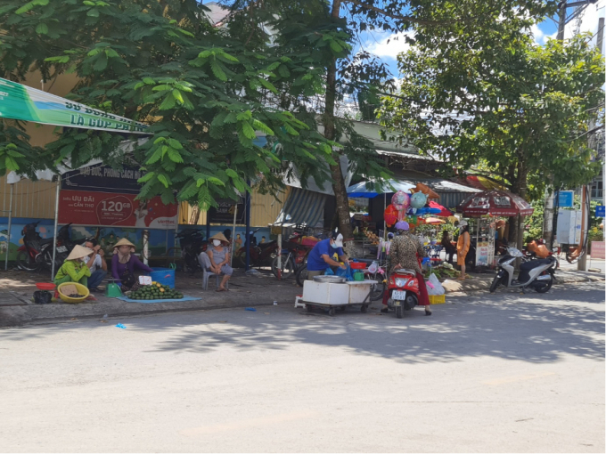 Đến buổi trưa vẫn có nhiều người dân đi chợ