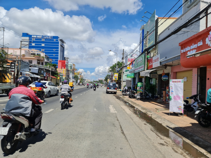 Các cửa hàng, công ty trên đường Mậu Thân cũng đã mở cửa.