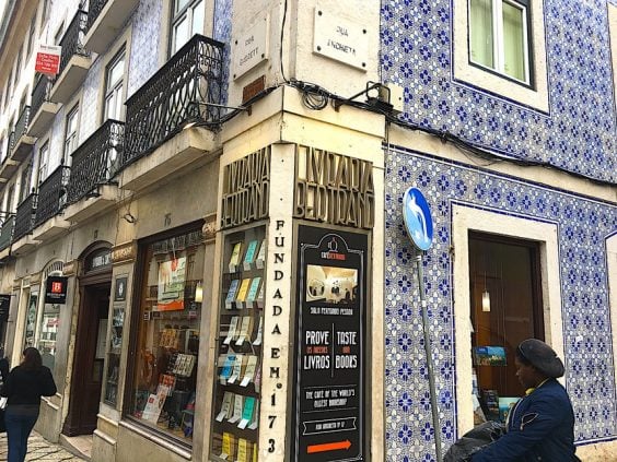 Hiệu sách lâu đời nhất thế giới. Ảnh: We Heart Lisbon.