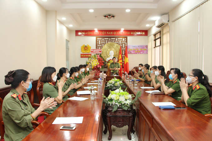 Đại tá Đinh Văn Nơi, Bí thư Đảng ủy, Giám đốc Công an tỉnh phát biểu chúc mừng Ngày Phụ nữ Việt Nam 20/10