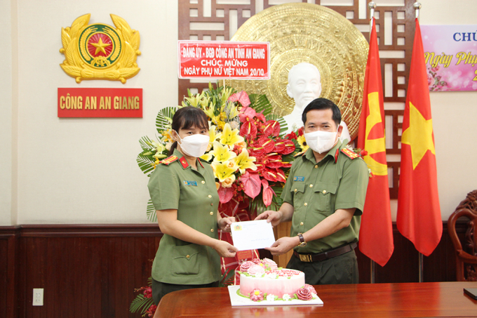 Đại tá Đinh Văn Nơi, Bí thư Đảng ủy, Giám đốc Công an tỉnh tặng quà chúc mừng Ngày Phụ nữ Việt Nam 20/10